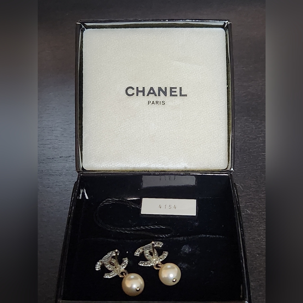 Chanel Drop Pearl Earrings - Picture 4 of 4